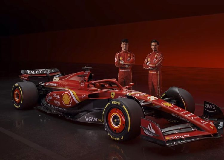 -FOTODELDIA- ROMA, 13/02/2024.- Los pilotos Carlos Sainz (d) y Charles Leclercposan durante la presentación del 'SF-24', el nuevo monoplaza de la escudería italiana Ferrari para el próximo Mundial, el último que pilotará Sainz, pues dejará su asiento en 2025 al inglés y siete veces campeón 'Sir' Lewis Hamilton. EFE/FERRARI/SOLO USO EDITORIAL/SOLO DISPONIBLE PARA ILUSTRAR LA NOTICIA QUE ACOMPAÑA (CRÉDITO OBLIGATORIO)