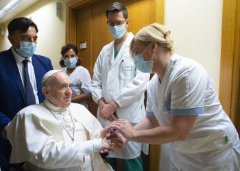 El Papa acude a un hospital de Roma para pruebas diagnosticas por la gripe