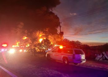 Arde en Tulantepec, Hidalgo, almacén de vehículos y huachicol decomisado por la FGR