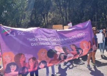 Se manifiestan en Periférico Norte para exigir justicia en caso de menor abusada
