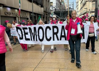 Zócalo se pinta de rosa por la “Marcha por Nuestra Democracia” 