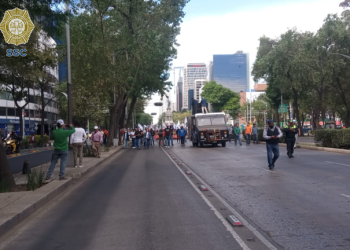 Integrantes del SME marchan sobre Paseo de la Reforma