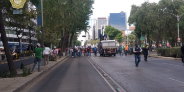 Integrantes del SME marchan sobre Paseo de la Reforma