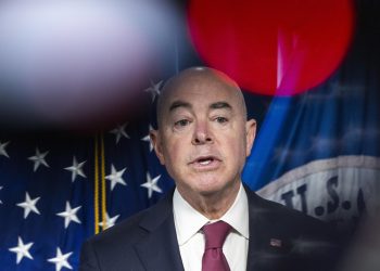 Aprueban llevar a juicio político al secretario de seguridad de EU, Alejandro Mayorkas