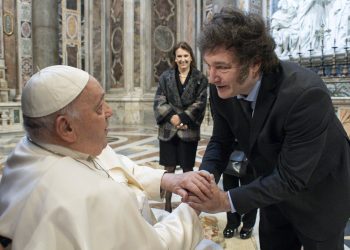 Papa Francisco y Milei se abrazan en la canonización de la primera santa argentina