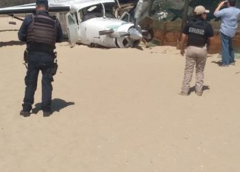 Aterriza de emergencia una avioneta en playas de Oaxaca