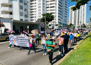 Se cumplen más de 24 horas de bloqueo en el puerto de Acapulco por damnificados por Otis