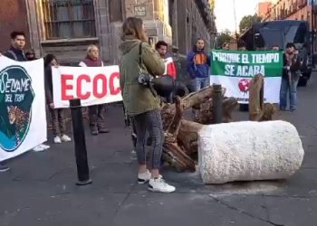Integrantes de Sélvame del Tren se manifiestan afuera de Palacio Nacional