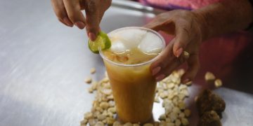 El tejuino, la bebida sagrada de maíz del occidente de México, adquiere nueva popularidad
