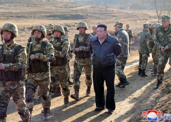 Kim Jong-un supervisa juegos de guerra con un nuevo tipo de tanque