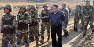 Kim Jong-un supervisa juegos de guerra con un nuevo tipo de tanque