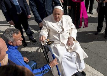 El Papa enciende la antorcha que da inicio a una “carrera de la paz”