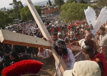 Iztapalapa celebra viacrusis azotada por el calor y falta de agua