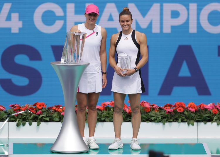 Indian Wells (United States), 17/03/2024.- Iga Swiatek of Poland (L) poses with the Championship tropy next to runner-up Maria Sakkari of Greece after the women's final at the BNP Paribas Open tennis tournament in Indian Wells, California, USA, 17 March 2024. (Tenis, Grecia, Polonia) EFE/EPA/DANIEL MURPHY