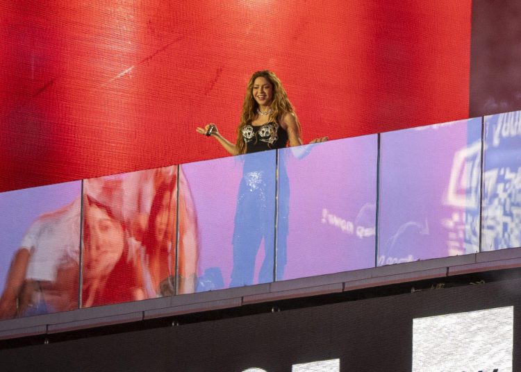 AME2867. NUEVA YORK (ESTADOS UNIDOS), 26/03/2024.- La cantante colombiana Shakira ofrece un concierto gratis este martes en Times Square, Nueva York (EE.UU.). La cantante colombiana Shakira paralizó hoy Times Square donde convocó a miles de personas, en su mayoría jóvenes de diversos países, a un concierto gratuito para presentar su nuevo disco "Las mujeres ya no lloran", que anunció poco antes del evento a través de sus redes sociales. EFE/Ángel Colmenares
