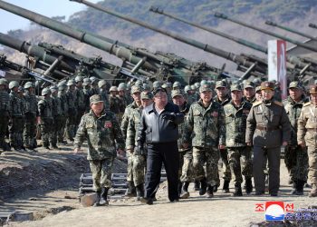 Kim Jong-un supervisa juegos de guerra con un nuevo tipo de tanque