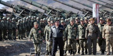 Kim Jong-un supervisa juegos de guerra con un nuevo tipo de tanque