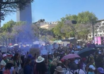 Mujer muere por paro cardiorrespiratorio durante la marcha del 8M