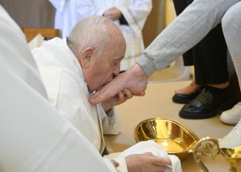 El Papa en silla de ruedas lava los pies a doce reclusas por Jueves Santo