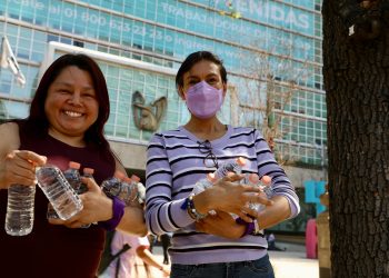 Recomienda IMSS consumir agua simple y frutas para evitar cuadros de deshidratación