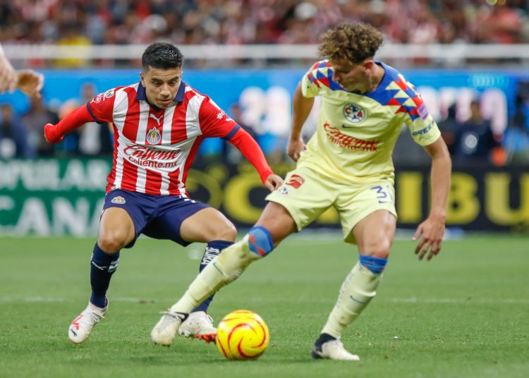 Fernando Beltran (L) of Guadalajara fights for the ball with Igor Lichnovsky (R) of America during the 12th round match between Guadalajara and America as part of the Torneo Clausura 2024 Liga BBVA MX at Akron Stadium on March 16, 2024 in Guadalajara, Jalisco, Mexico.