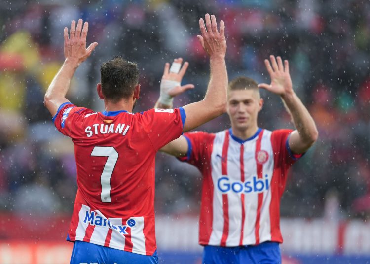 GIRONA, 31/03/2024.- El delantero uruguayo del Girona Cristhian Stuani (i) celebra tras anotar el tercer gol ante el Betis con su compañero Artem Dovbyk, durante el partido de la jornada 30 de LaLiga EA Sports entre el Girona y el Betis, este domingo en el estadio de Montilivi en Girona.-EFE/ David Borrat