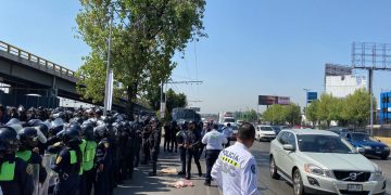 Repliegan a trabajadores de Interjet que se manifiestan en el AICM