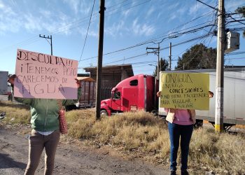 Con quema de llantas bloquean la Texcoco lechería por disputa de pozo de agua
