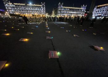 Mujeres realizan velada en el Zócalo capitalino para conmemorar el 8M
