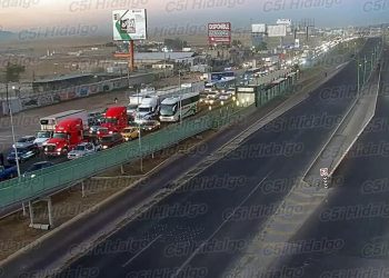 Piperos cierran la autopista México-Pachuca en contra del cierre de un pozo de agua