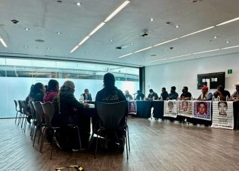 Demandan padres de los 43 intervención del Senado para diálogo con AMLO