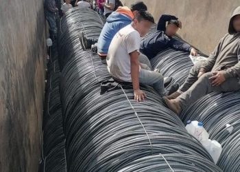 Rescatan a 87 migrantes dentro de góndolas del tren en Sonora