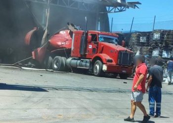 Explota pipa transportadora de combustibles en Manzanillo