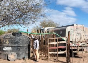 Sonora: Pipas abastecen de agua a municipios con sequía