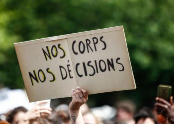 Comisionado DDHH ONU elogia a Francia por incluir el derecho al aborto en su Constitución