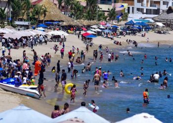 Más de 60 autos por minuto ingresan por la Autopista del Sol al puerto de Acapulco