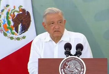 Sin intermediarios, dice AMLO a reunión con padres de normalistas