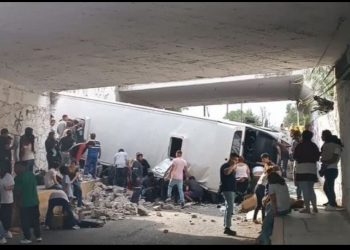 Vuelca autobús en la autopista México-Pirámides