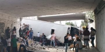 Vuelca autobús en la autopista México-Pirámides
