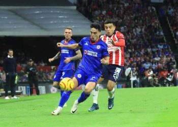 Un Cruz Azul inspirado vence sin problemas a las Chivas