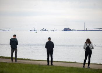 Continúa la compleja retirada de escombros del puente de Baltimore