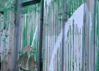 Mural pintado por Banksy en Londres aparece cubierto parcialmente con pintura blanca