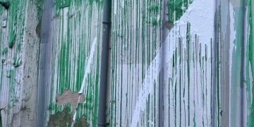 Mural pintado por Banksy en Londres aparece cubierto parcialmente con pintura blanca