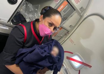 Nace bebé en vuelo de Aeroméxico, le obsequian 90 vuelos por aniversario
