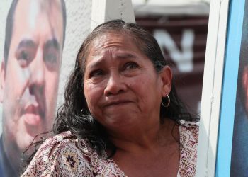 Instalan fotos en el Zócalo para “sembrar la memoria” de migrantes desaparecidos