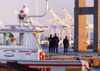Hallan dos cuerpos tras derrumbe del puente de Baltimore