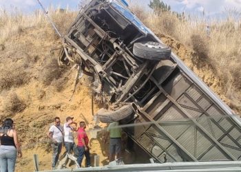 Volcadura de autobús en la autopista México-Puebla dejó dos muertos y 10 lesionados