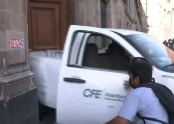 Normalistas de Ayotzinapa derriban puerta de Palacio Nacional