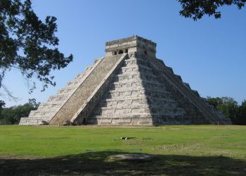 El fenómeno de la serpiente lunar ilumina la zona arqueológica de Chichén Itzá