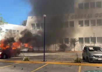 Normalistas se manifiestan en la Fiscalía de Guerrero por fuga de policía